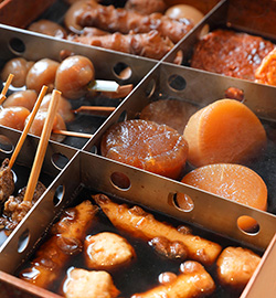 湯気の立ち上るあつあつおでん