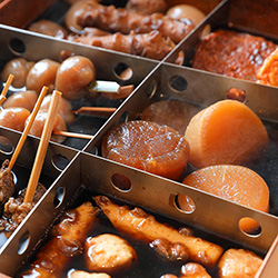 湯気がたつ温かいおでん